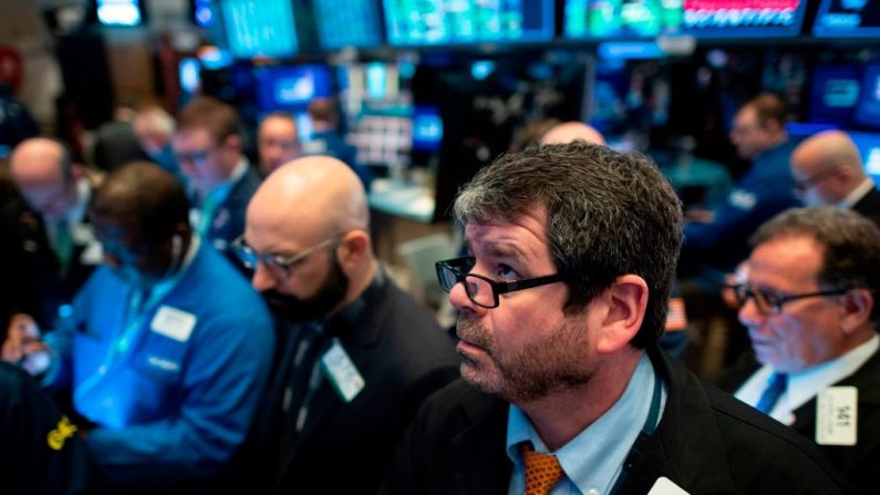 Operadores trabajan durante el proceso de apertura de la Bolsa de Valores de Nueva York (NYSE) el 13 de marzo de 2020 en Wall Street en la ciudad de Nueva York. (JOHANNES EISELE/AFP vía Getty Images)