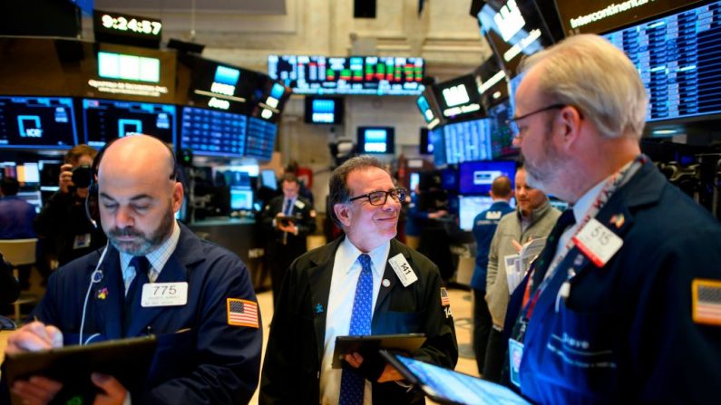 Los comerciantes trabajan durante la campana de apertura de la Bolsa de Valores de Nueva York (NYSE) el 13 de marzo de 2020 en Wall Street en la ciudad de Nueva York, EE.UU. (JOHANNES EISELE/AFP vía Getty Images)