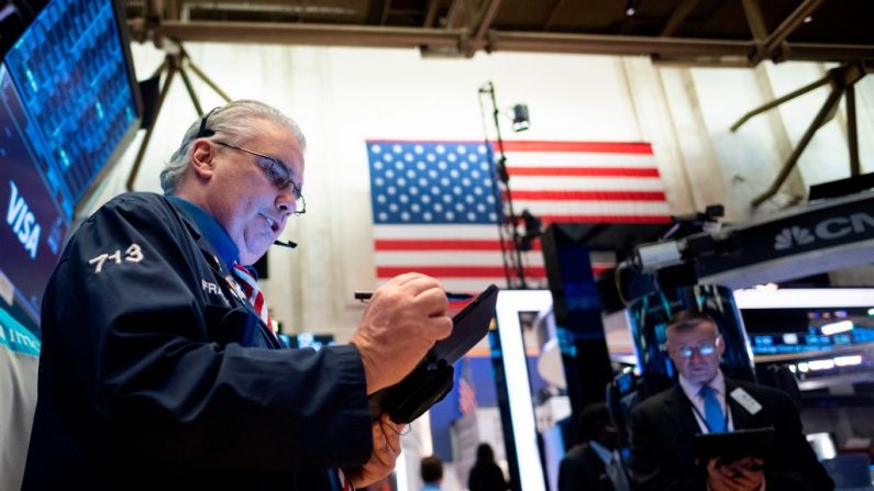 Los comerciantes trabajan durante la campana de apertura de la Bolsa de Valores de Nueva York (NYSE) el 13 de marzo de 2020 en Wall Street en la ciudad de Nueva York, EE.UU. (JOHANNES EISELE/AFP vía Getty Images)