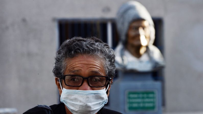 Una anciana usa una mascarilla protectora, en un intento de prevenir el contagio del virus del PCCh, el 13 de marzo de 2020. (Foto ilustrativa de ORLANDO SIERRA/AFP vía Getty Images)
