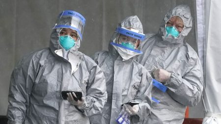 Más de 200 estudiantes militares de medicina se graduarán antes para apoyar durante la pandemia