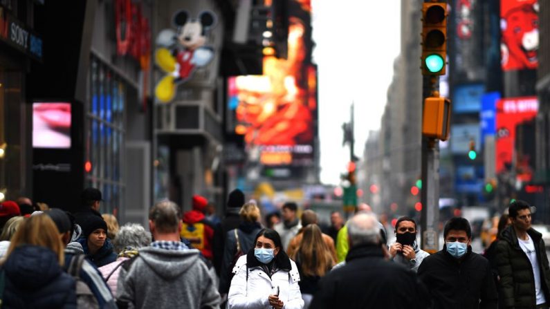 Turistas con máscaras protectoras caminan por Times Square el 13 de marzo de 2020 en la ciudad de Nueva York, EE.UU. (JOHANNES EISELE/AFP vía Getty Images)