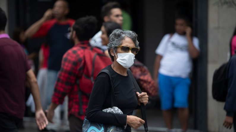 Una mujer con una máscara protectora camina por las calles de Caracas el 13 de marzo de 2020 en Caracas, Venezuela. (Leonardo Fernández Viloria/Getty Images)