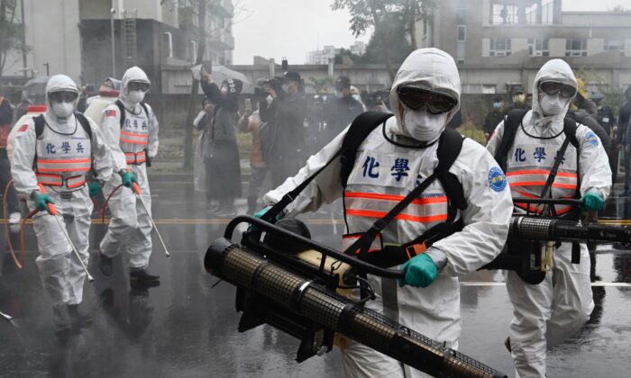 Soldados de las unidades químicas militares participan en un simulacro organizado por el gobierno de la ciudad New Taipei para prevenir la propagación del coronavirus COVID-19, en el distrito Xindian de New Taipei, Taiwán, el 14 de marzo de 2020. (Sam Yeh/AFP vía Getty Images)