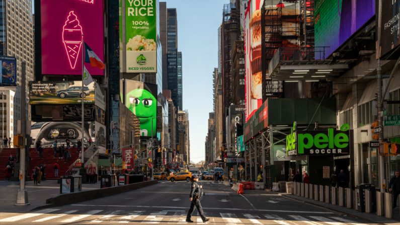 NUEVA YORK, NY - 14 DE MARZO: Un oficial de policía cruza la calle en un Times Square casi vacío el 12 de marzo de 2020 en Nueva York, Estados Unidos. (Foto de David Dee Delgado/Getty Images)
