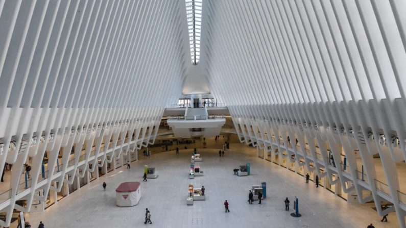 El centro de transporte de Oculus en el Bajo Manhattan carece en su mayor parte de viajeros y turistas en la ciudad de Nueva York el 15 de marzo de 2020. (Stephanie Keith/Getty Images)