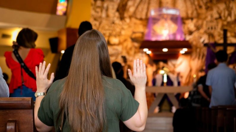 Personas asisten a una misa dominical en Miami el 15 de marzo de 2020. (Foto de EVA MARIE UZCATEGUI/AFP vía Getty Images)