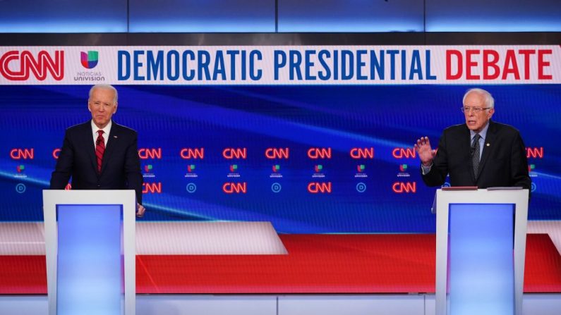 Los candidatos presidenciales demócratas, el exvicepresidente Joe Biden (izquierda) y el senador de Vermont Bernie Sanders (derecha), durante el undécimo debate presidencial demócrata en los estudios de la CNN en Washington, DC, EE.UU., el 15 de marzo de 2020. (Foto por MANDEL NGAN/AFP via Getty Images)