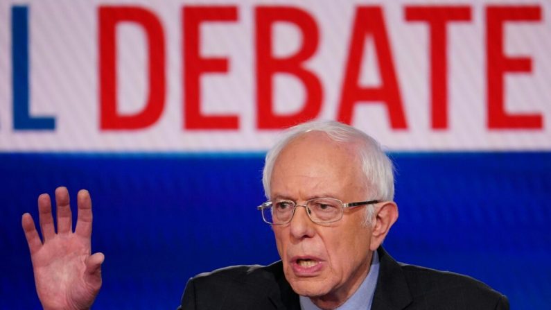 El aspirante presidencial demócrata, el senador Bernie Sanders, en el 11º debate presidencial del Partido Demócrata 2020 en el estudio Washington Bureau de la CNN en Washington, DC, el 15 de marzo de 2020. (MANDEL NGAN/AFP a través de Getty Images)