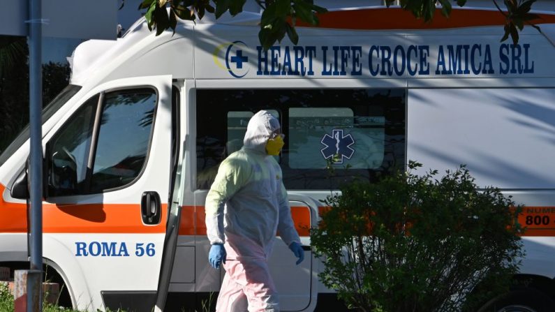 Un trabajador médico en overol sale de una ambulancia fuera del recién construido hospital temporal Columbus Covid 2 para luchar contra la nueva infección de coronavirus, el 16 de marzo de 2020 en el hospital Gemelli de Roma, Italia. (ANDREAS SOLARO/AFP vía Getty Images)