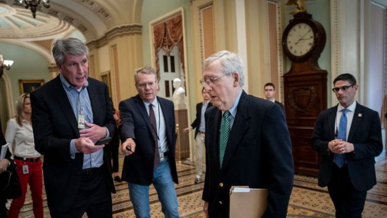 Los reporteros hacen preguntas mientras el líder de la mayoría del Senado, Mitch McConnell (R-KY), camina al pleno del Senado en el Capitolio de los Estados Unidos el 16 de marzo de 2020 en Washington. (Drew Angerer / Getty Images)
