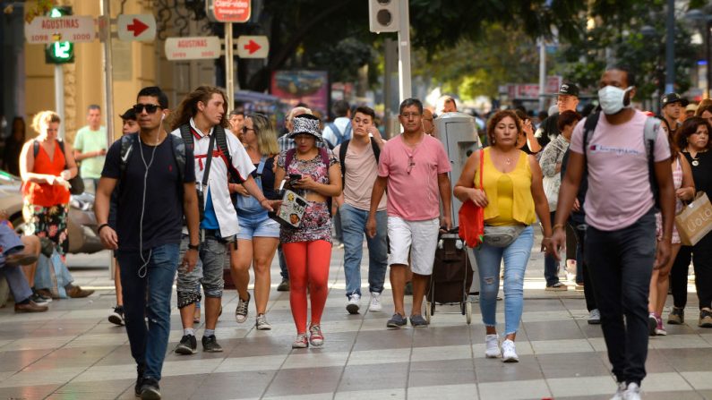 La gente camina en el centro de la ciudad el 16 de marzo de 2020 en Santiago de Chile. (Foto de Claudio Santana/Getty Images)


