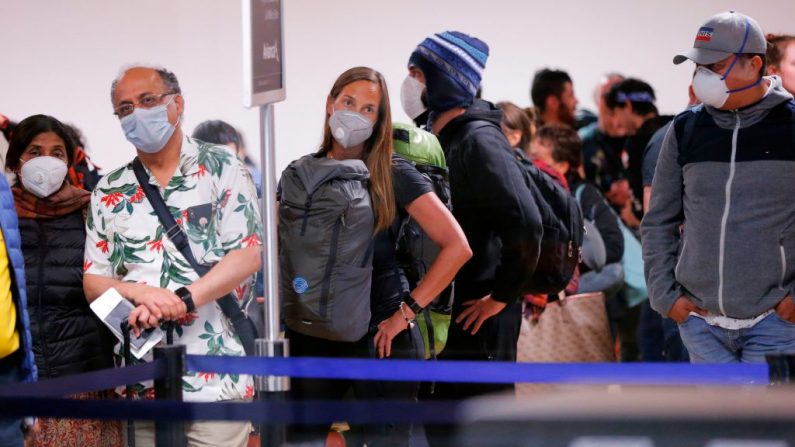 Los viajeros esperan sus vuelos de salida del Perú el 16 de marzo de 2020 en el aeropuerto internacional Jorge Chávez en el Callao, Lima, minutos antes de que se cierren las fronteras. (LUKA GONZALES/AFP vía Getty Images)