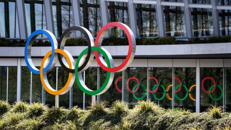 Los Anillos Olímpicos se ven junto a la sede del Comité Olímpico Internacional (COI) en Lausana (Suiza) el 17 de marzo de 2020, en medio de la propagación del nuevo coronavirus (COVID-19). (FABRICE COFFRINI/AFP vía Getty Images)