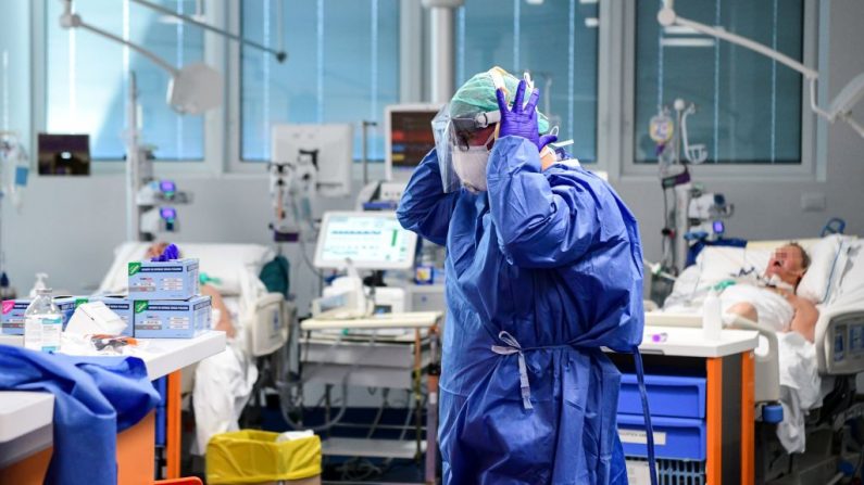 Un trabajador médico que lleva un equipo de protección facial atiende a los pacientes dentro de la nueva unidad de cuidados intensivos de coronavirus del hospital Brescia Poliambulanza, Lombardía, el 17 de marzo de 2020. (Foto de PIERO CRUCIATTI/AFP vía Getty Images)
