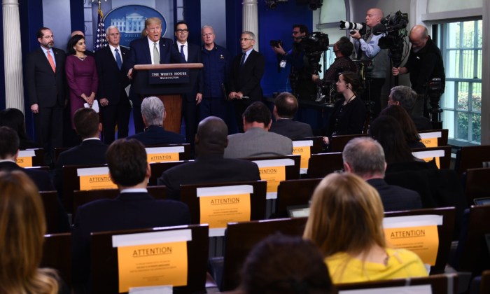 El presidente de los Estados Unidos, Donald Trump, abre la rueda de prensa diaria sobre la situación de la pandemia de coronavirus en la Casa Blanca el 17 de marzo de 2020 en Washington. (Foto de BRENDAN SMIALOWSKI/AFP vía Getty Images)