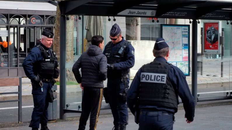 En la imagen de archivo, la policía francesa comprueba la "declaración de intenciones" o "declaración" de un hombre que declara por qué está fuera el 17 de marzo de 2020, en Tours, en el centro de Francia. (GUILLAUME SOUVANT/AFP vía Getty Images)