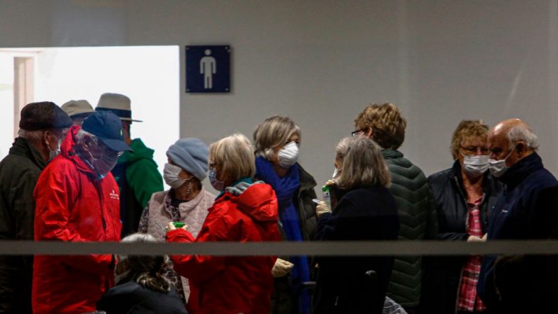 Los turistas llevan máscaras faciales en el aeropuerto de Tepual como medida de precaución contra la propagación del virus del PCCh después de desembarcar del crucero Silver Explorer en Puerto Montt, Región de los Lagos, Chile, el 18 de marzo de 2020. (NICOLAS KLEIN TORRES/AFP vía Getty Images)