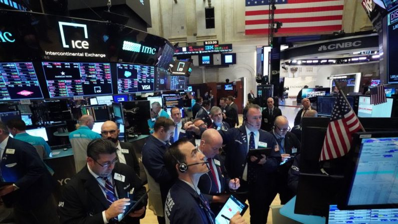 Los comerciantes trabajan en el piso en la campana de apertura del Dow Industrial Average en la Bolsa de Valores de Nueva York el 18 de marzo de 2020 en Nueva York, EE.UU. (BRYAN R. SMITH/AFP vía Getty Images)
