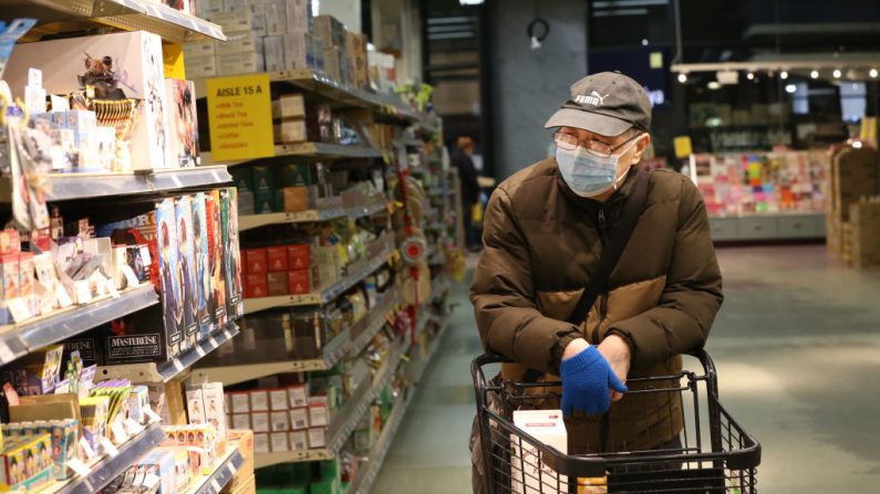 Comprueba a Chen de Seattle, hace compras de comestibles durante las horas especiales abiertas sólo para personas mayores en Uwajimaya, un supermercado de especialidades asiáticas, el 18 de marzo de 2020 en Seattle, Washington, EE.UU. (Karen Ducey/Getty Images) 