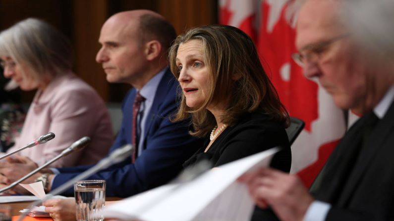 La viceprimera Ministra de Canadá, Chrystia Freeland, habla durante una conferencia de prensa en la sede del Parlamento, el 18 de marzo de 2020, en Ottawa, Ontario. (DAVE CHAN/AFP a través de Getty Images) 
