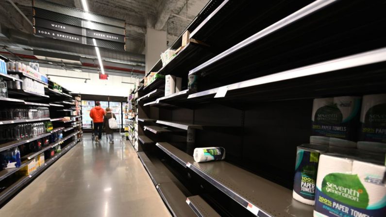 Estantes vacíos de un supermercado el 18 de marzo de 2020 en Nueva York. (ANGELA WEISS/AFP vía Getty Images)