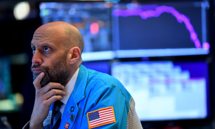 Un operador trabaja durante la campana de apertura en la Bolsa de Valores de Nueva York (NYSE) en Wall Street en la ciudad de Nueva York el 19 de marzo de 2020. (Johannes Eisele / AFP a través de Getty Images)