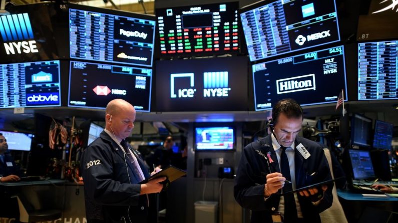 Los comerciantes trabajan durante la campana de apertura de la Bolsa de Valores de Nueva York (NYSE) el 19 de marzo de 2020 en Wall Street en la ciudad de Nueva York, EE.UU. (JOHANNES EISELE/AFP vía Getty Images)