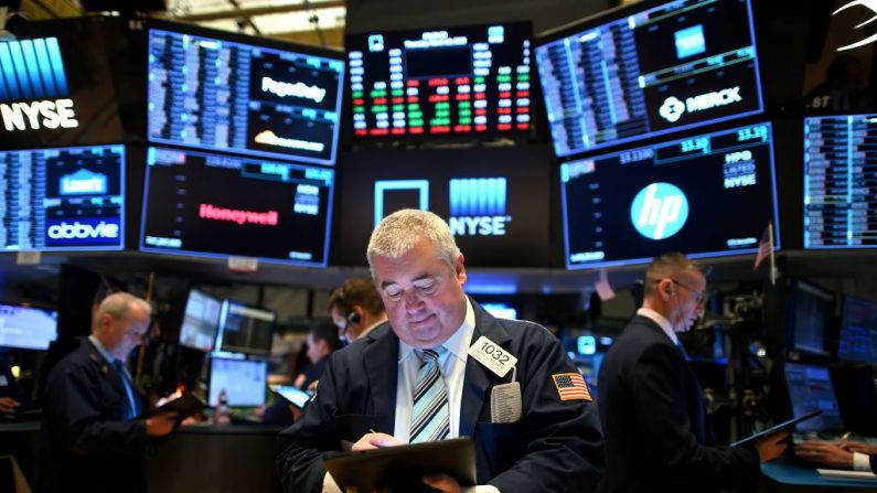Los comerciantes trabajan durante la campana de apertura de la Bolsa de Valores de Nueva York (NYSE) el 19 de marzo de 2020, en Wall Street en la ciudad de Nueva York, EE.UU. (JOHANNES EISELE/AFP vía Getty Images)