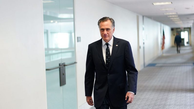 El senador Mitt Romney, republicano, llega al almuerzo de política republicana en el edificio de oficinas del Senado de Hart en Washington, DC, el 19 de marzo de 2020. (Foto de MANDEL NGAN/AFP vía Getty Images)