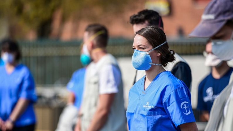 Una vista tomada el 20 de marzo de 2020 en Cremona, al sureste de Milán, Italia, muestra a voluntarios observando durante la apertura de un hospital de campaña recién operado para pacientes con el virus del PCCh, financiado por la ONG evangélica cristiana estadounidense de ayuda en casos de desastre Samaritans Purse. - Completamente operativo, la estructura consistirá en 15 tiendas de campaña, 60 camas, 8 de las cuales estarán en cuidados intensivos. (MIGUEL MEDINA/AFP vía Getty Images)