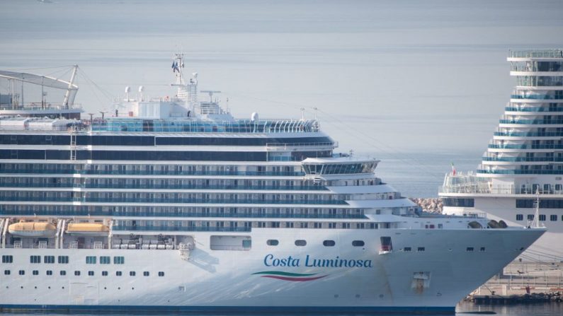 El crucero transatlántico Costa Luminosa está amarrado en el puerto de Marsella (Francia) el 20 de marzo de 2020, ya que el barco está en cuarentena debido a varios casos del virus del PCCh entre los pasajeros. (CLEMENT MAHOUDEAU/AFP vía Getty Images)