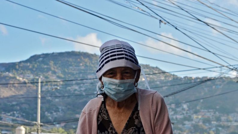 Una anciana usa una máscara facial para prevenir la propagación del coronavirus, COVID-19, en un barrio pobre de Tegucigalpa, el 20 de marzo de 2020. (Foto de ORLANDO SIERRA/AFP vía Getty Images)
