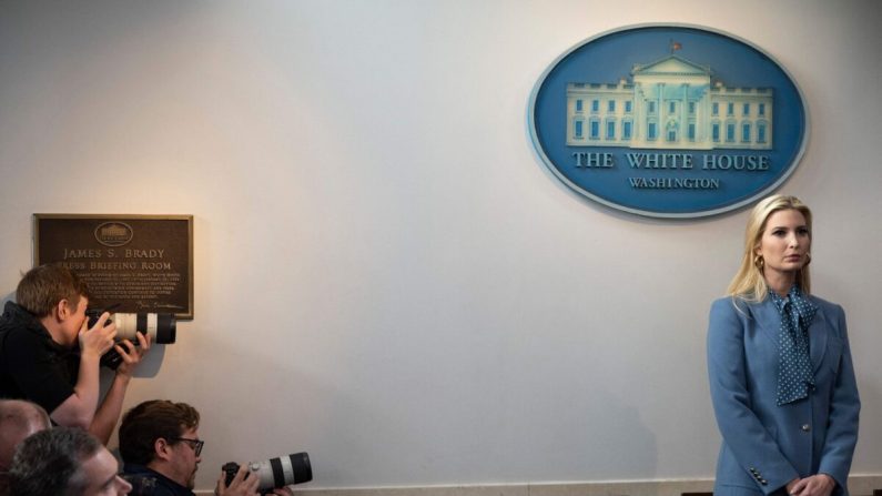 La asesora de la Casa Blanca, Ivanka Trump, observa mientras espera la llegada del presidente de los Estados Unidos, Donald Trump, para hablar en la Casa Blanca en Washington, DC, el 20 de marzo de 2020. (JIM WATSON/AFP vía Getty Images)