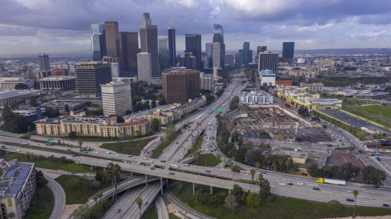El tráfico de las autopistas fluye más ligero de lo habitual en las autopistas 110 y 101 antes de que las nuevas restricciones entraran en vigencia a la medianoche cuando la pandemia de coronavirus se propagó en Los Ángeles, California, el 19 de marzo de 2020. (David McNew/Getty Images)