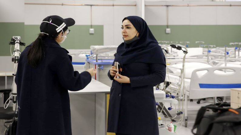 Un inspector de salud iraní revisa un hospital temporal instalado dentro del Iran Mall, al noroeste de Teherán, el 21 de marzo de 2020 en medio del brote del virus del PCCh. (STR/AFP a través de Getty Images)