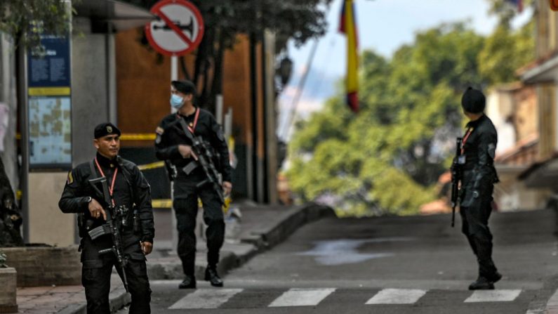 Miembros de la policía nacional patrullan las calles de Bogotá, Colombia, el 21 de marzo de 2020. (Juan Barreto/AFP vía Getty Images)