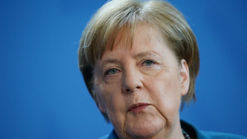La canciller alemana, Angela Merkel, habla a los medios de comunicación para anunciar nuevas medidas para combatir la propagación del coronavirus y COVID-19, la enfermedad que causa el virus, el 22 de marzo de 2020 en Berlín, Alemania. (Clemens Bilan - Pool/Getty Images)