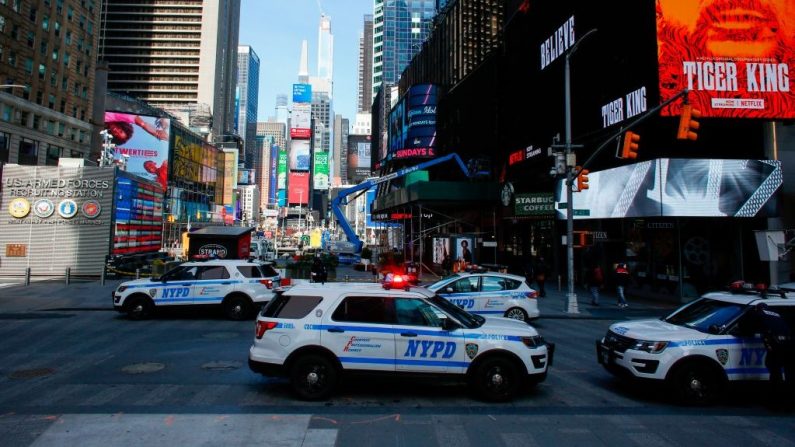 Coches de la policía de Nueva York en Times Square el 22 de marzo de 2020 en la ciudad de Nueva York. (Foto de KENA BETANCUR/AFP vía Getty Images)
