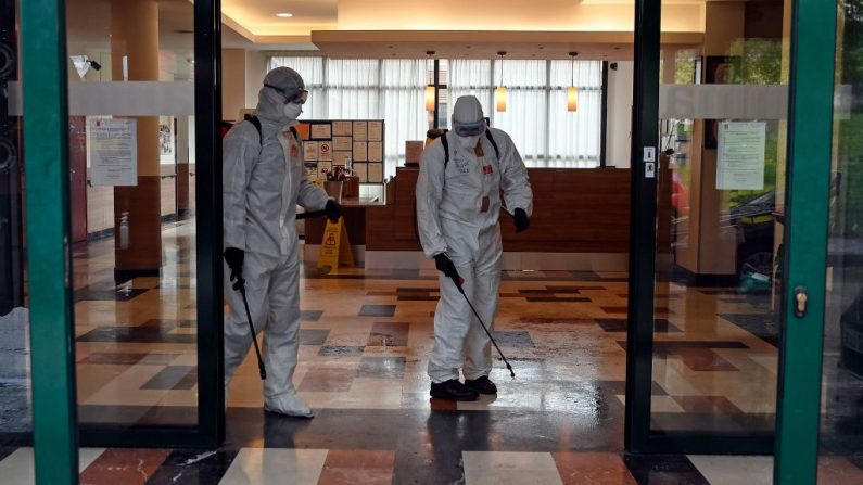 Miembros de la Unidad Militar de Emergencias (UME) realizan una desinfección general del virus del PCCh en la residencia de ancianos Amavir en Madrid, España, el 23 de marzo de 2020. (OSCAR DEL POZO/AFP vía Getty Images)