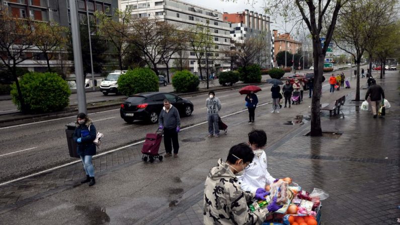 La gente hace cola a distancia para entrar en un supermercado de Madrid, España, el 23 de marzo de 2020 en medio de un encierro nacional para luchar contra la propagación del virus del PCCh. (OSCAR DEL POZO/AFP vía Getty Images)