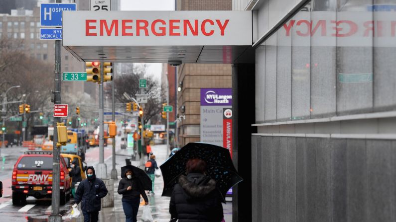 Se ve un letrero en la entrada de la sala de emergencias del hospital Langone Health Center de la Universidad de Nueva York, en la ciudad de Nueva York, el 23 de marzo de 2020. (Angela Weiss/ AFP/Getty Images)

