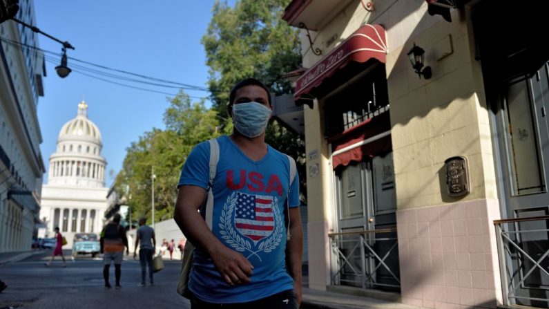 Un hombre usa una máscara facial como medida preventiva contra la propagación del virus del PCCh en La Habana, Cuba, el 24 de marzo de 2020. (YAMIL LAGE/AFP vía Getty Images)
