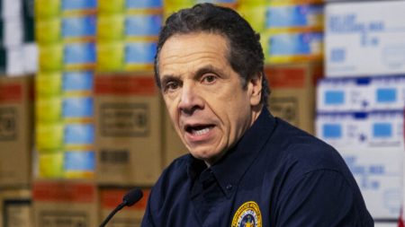 Cuomo amenaza con demandar a Rhode Island por medidas contra neoyorquinos que huyen del virus del PCCh