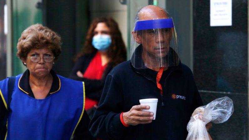 Un hombre usa una máscara de plástico durante la pandemia del virus del PCCh el 24 de marzo de 2020 en Santiago de Chile. (Marcelo Hernandez/Getty Images)