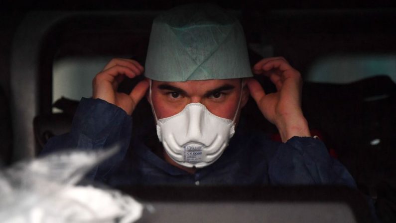 Un bombero ajusta una mascarilla como medida de precaución contra el covid-19 antes de una intervención relativa a un paciente con el virus del PCCh, en París (Francia), el 24 de marzo de 2020. (FRANCK FIFE/AFP vía Getty Images)