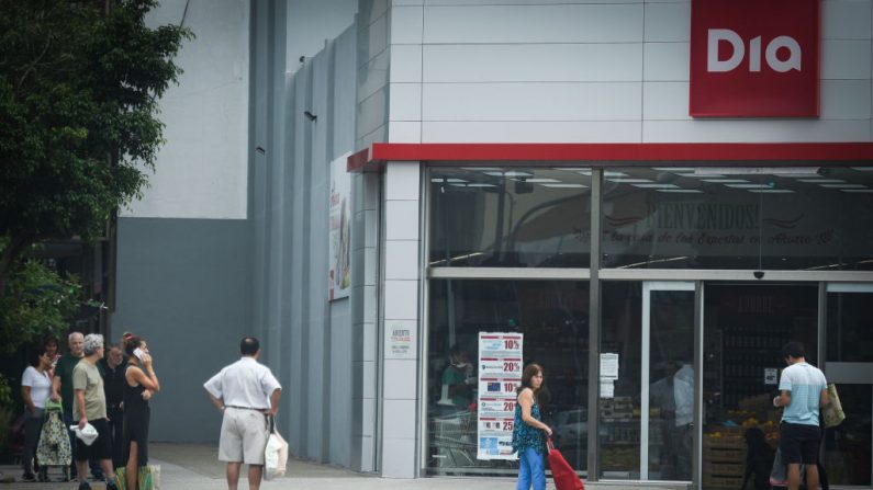 Los negocios con permiso para abrir tienen una fila de muchas personas para comprar comida el 25 de marzo de 2020 en Buenos Aires, Argentina. (Marcelo Endelli/Getty Images)