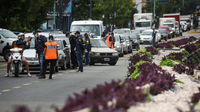 Los oficiales de policía sólo permiten que algunos vehículos autorizados circulen por la Avenida San Martín el 25 de marzo de 2020 en Buenos Aires, Argentina. (Marcelo Endelli/Getty Images)