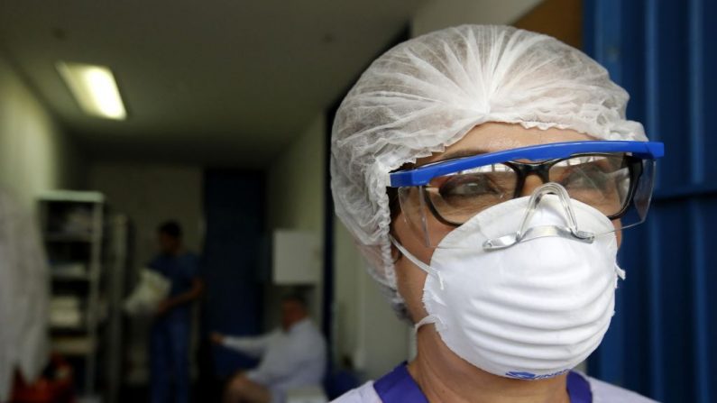 Una trabajadora médica usa equipo de protección para atender a un paciente sospechoso de padecer Covid-19 en el Hospital General de Occidente "Zoquipan", Jalisco, México, el 25 de marzo de 2020. (ULISES RUIZ/AFP vía Getty Images)