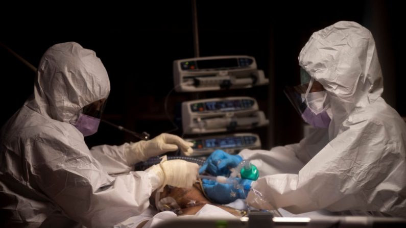 Los médicos tratan a los pacientes de COVID-19 en una unidad de cuidados intensivos del tercer Hospital Covid 3 (Istituto clinico CasalPalocco) durante la emergencia del virus del PCCh el 26 de marzo de 2020, en Roma, Italia. (Antonio Masiello/Getty Images)